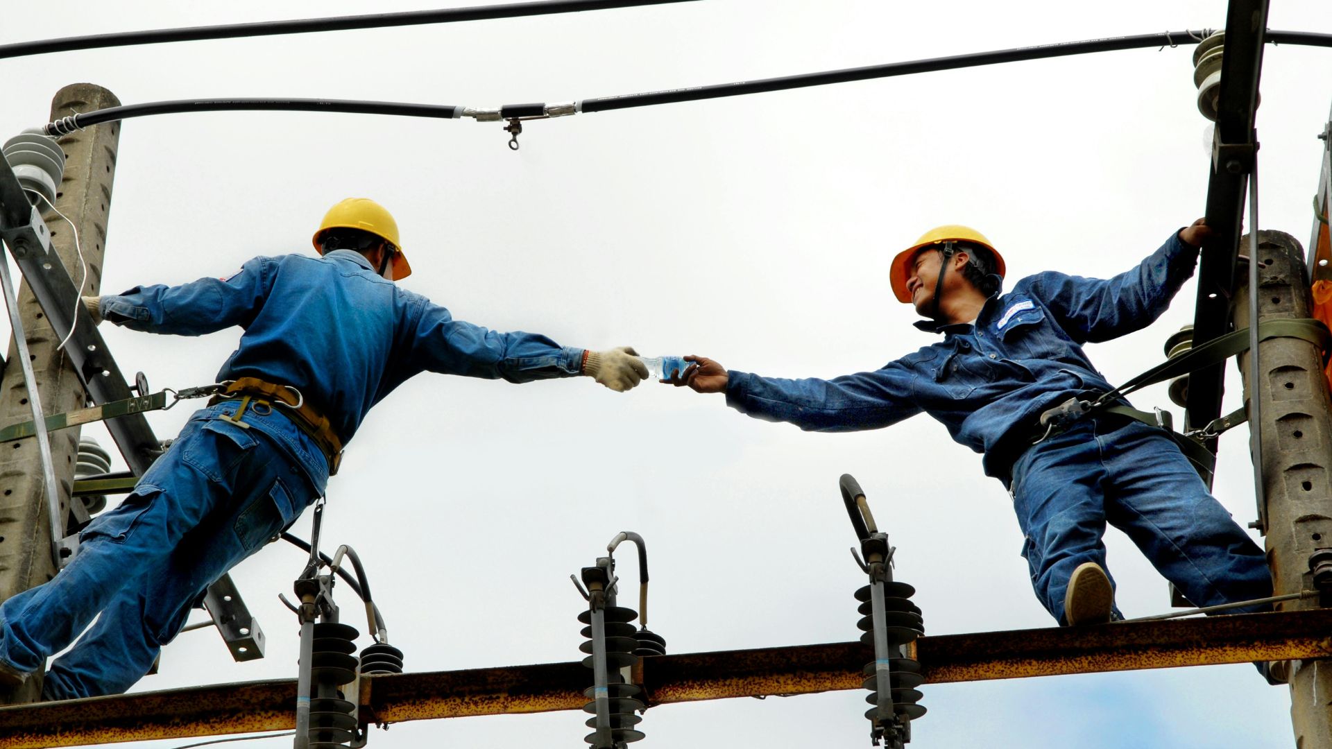 Trabajadores CETSA en altura